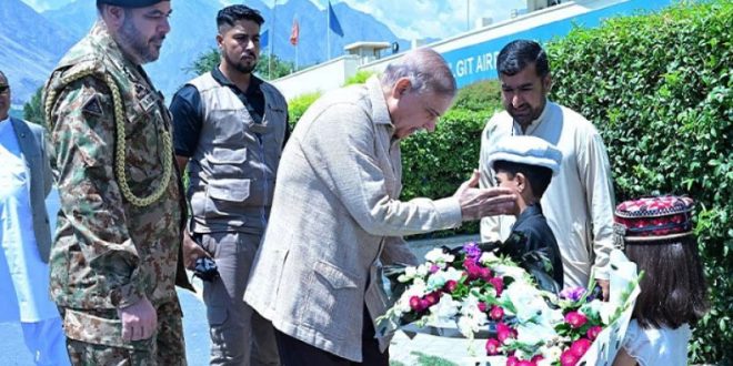 "وزیراعظم شہباز شریف گلگت بلتستان کے سیلاب زدہ علاقوں کا دورہ کرتے ہوئے، امدادی کاموں کا جائزہ لے رہے ہیں اور موسمیاتی تبدیلی کے اثرات پر تشویش کا اظہار کر رہے ہیں۔"